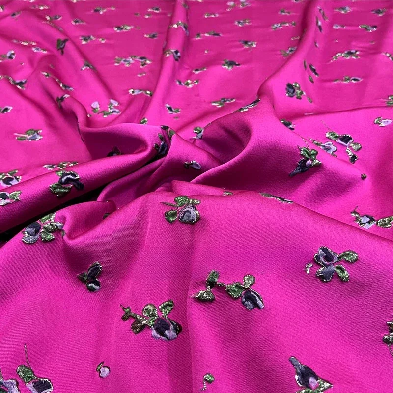 Sewing Thread In Textile - Elegante hilo dorado, tela brocada Jacquard